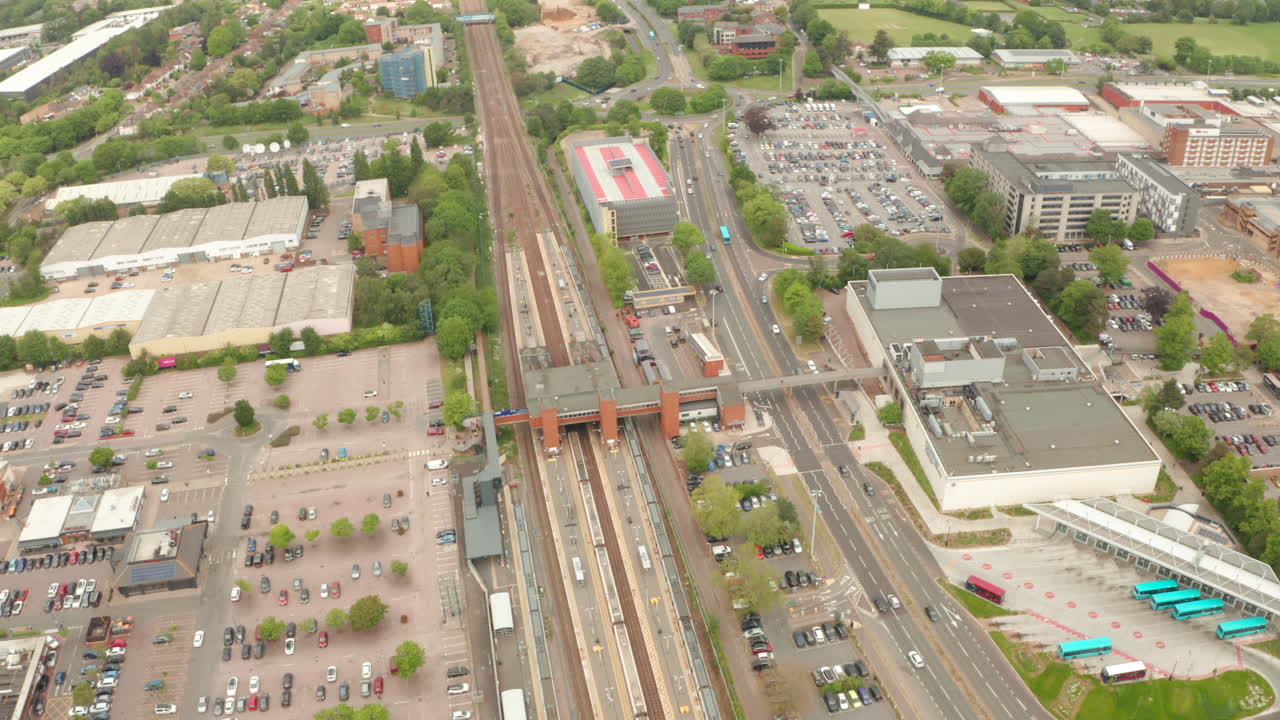 tomada aérea en círculo sobre la estación de tren de stevenage