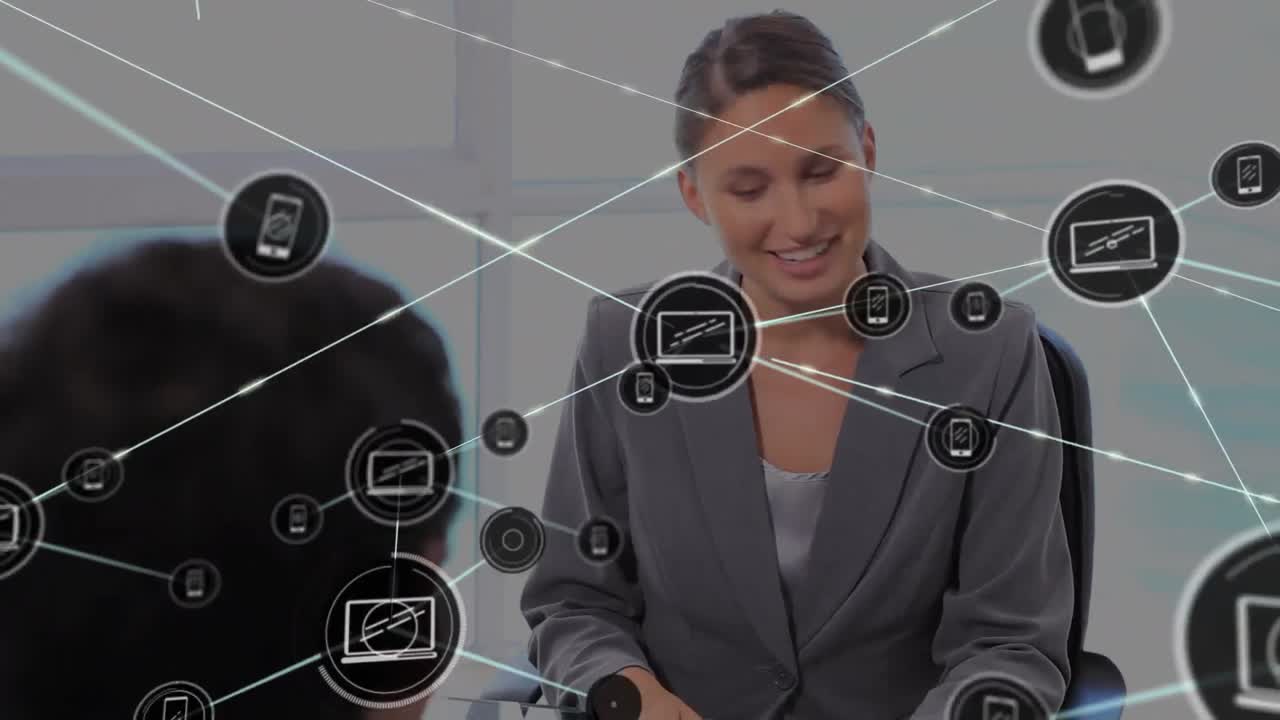 animación de una red de iconos digitales sobre una mujer de negocios caucásica estrechando la mano de un hombre de negocios