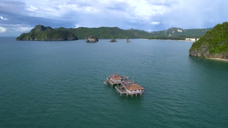 casas sobre pilotes en el mar de andaman