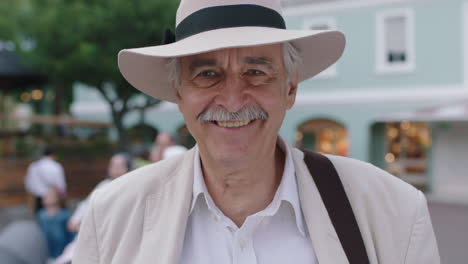 Retrato-De-Un-Elegante-Anciano-Turista-Sonriendo-Alegre-Disfrutando-De-Un-Viaje-Turístico-Urbano-Con-Traje-Blanco