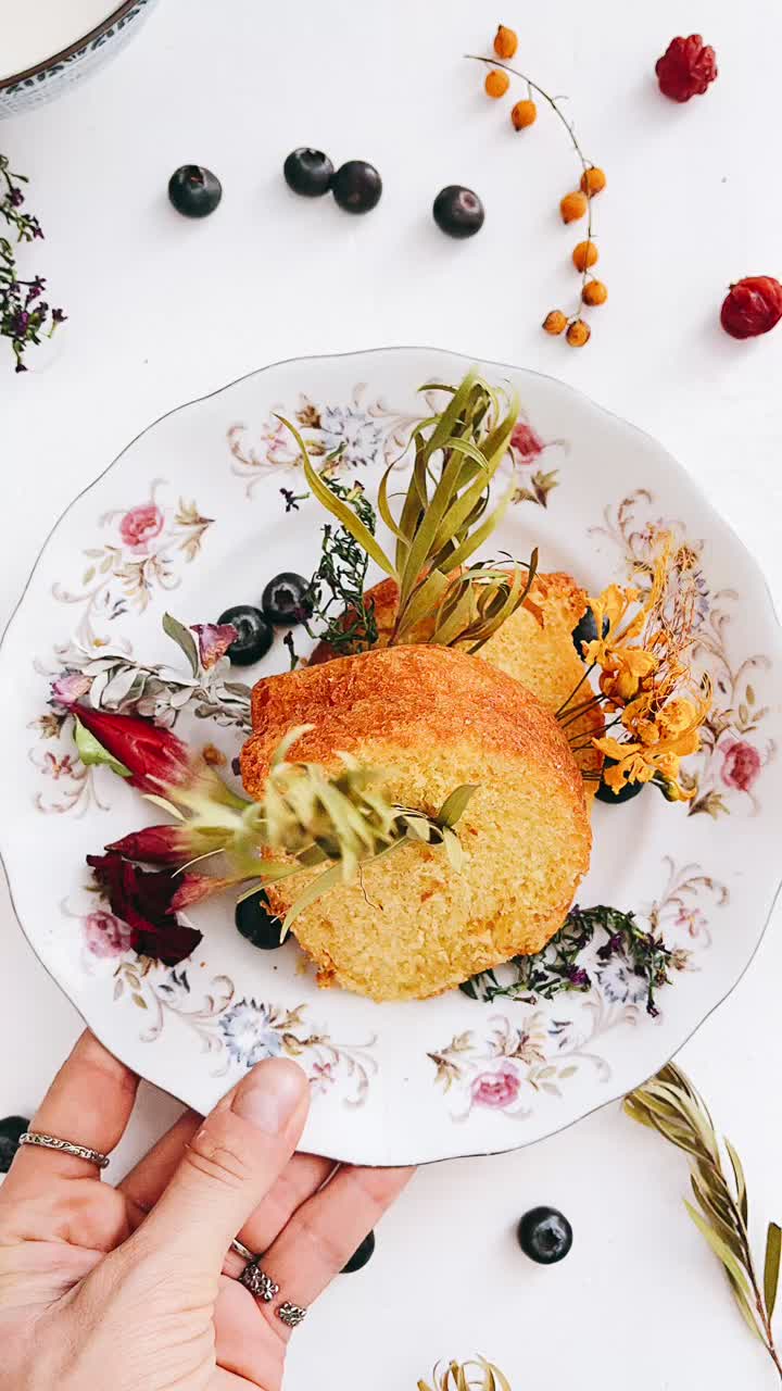 una rebanada de pastel de limón decorada en un plato vintage