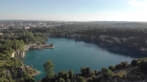 Vista-Aérea-De-La-Cantera-Inundada-Zakrzowek-En-Cracovia