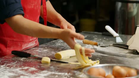 panadero preparando pasta en una panadería 4k