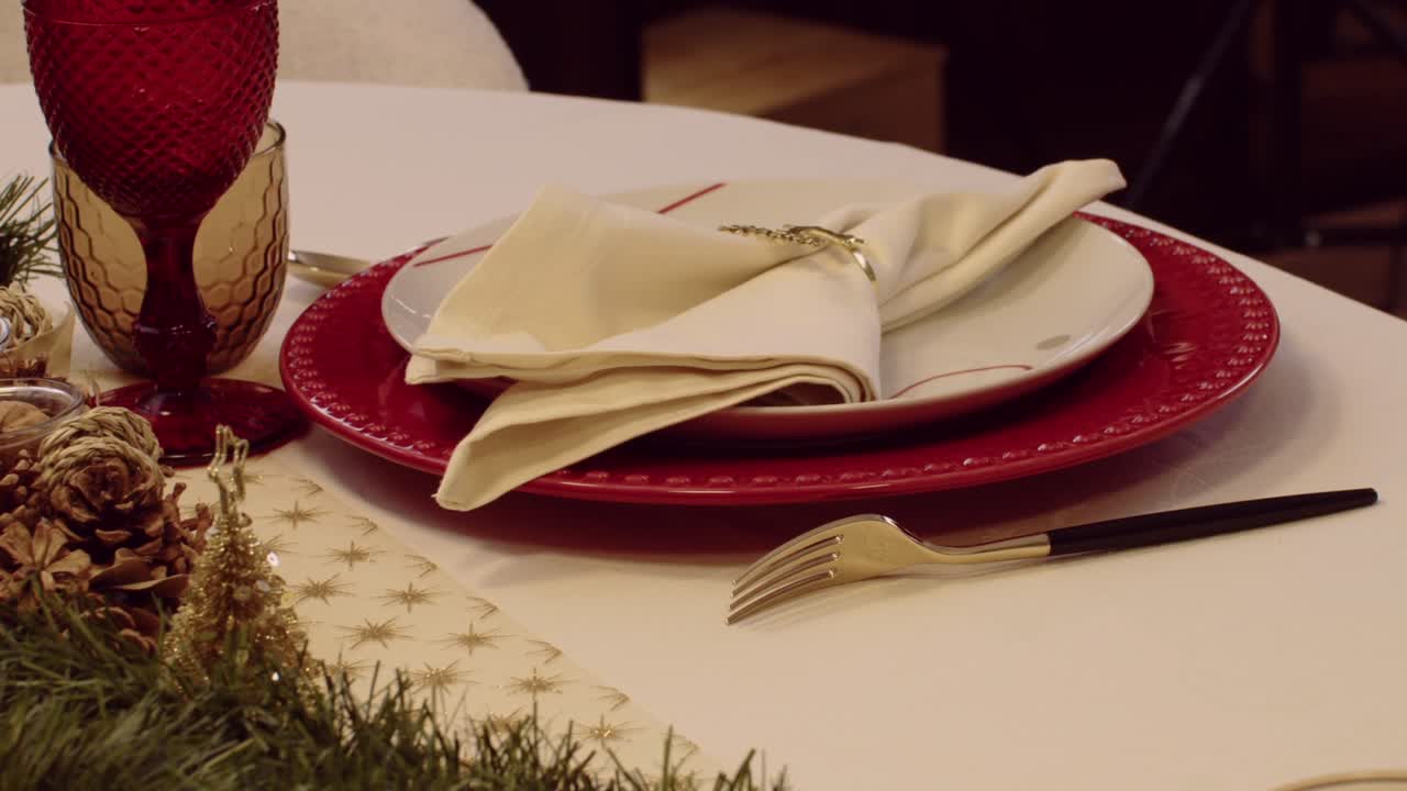 Stunning holiday table decor with red plates and festive vibes