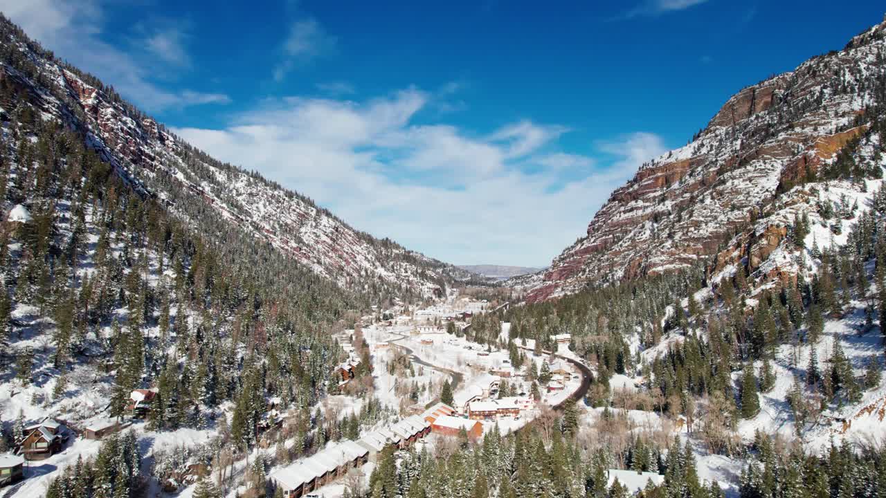 hermosas vistas aéreas de drones saliendo de ouray, colorado en un día brillante en invierno
