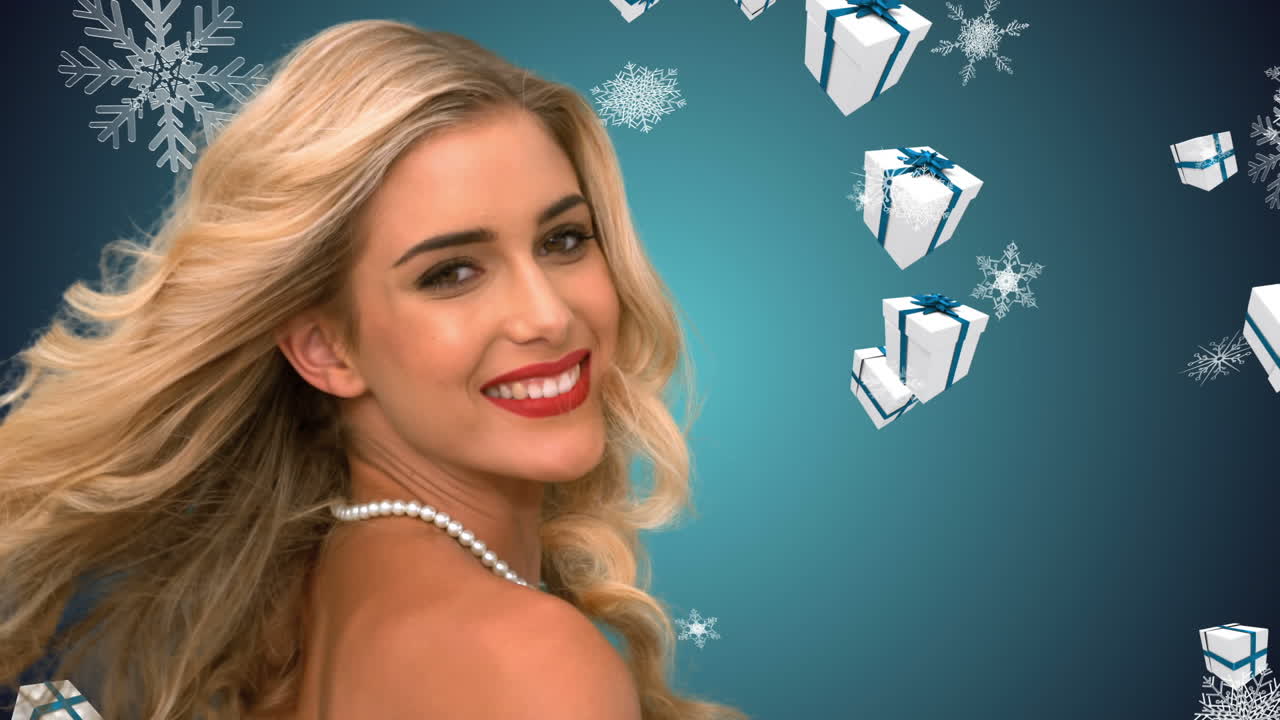 una rubia glamurosa lanzando el cabello contra los regalos de navidad que caen