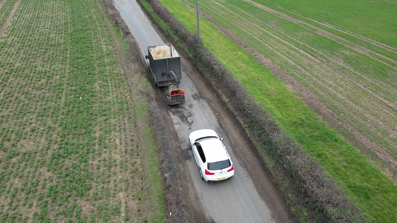 트럭 견인 트레일러는 영국 도로 오버 헤드 조감도 무인 항공기 공중의 큰 움푹 들어간 곳을 운전합니다.