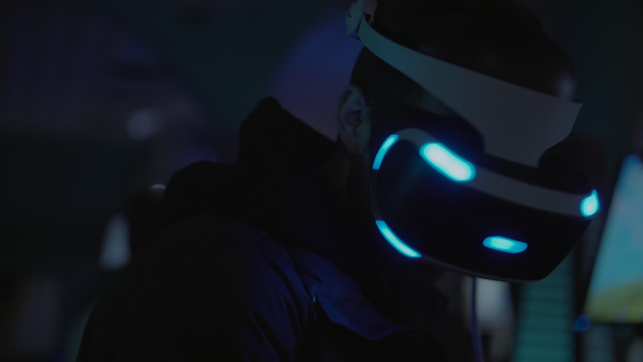 어두운 환경에서 vr 헤드을 착용한 남자
