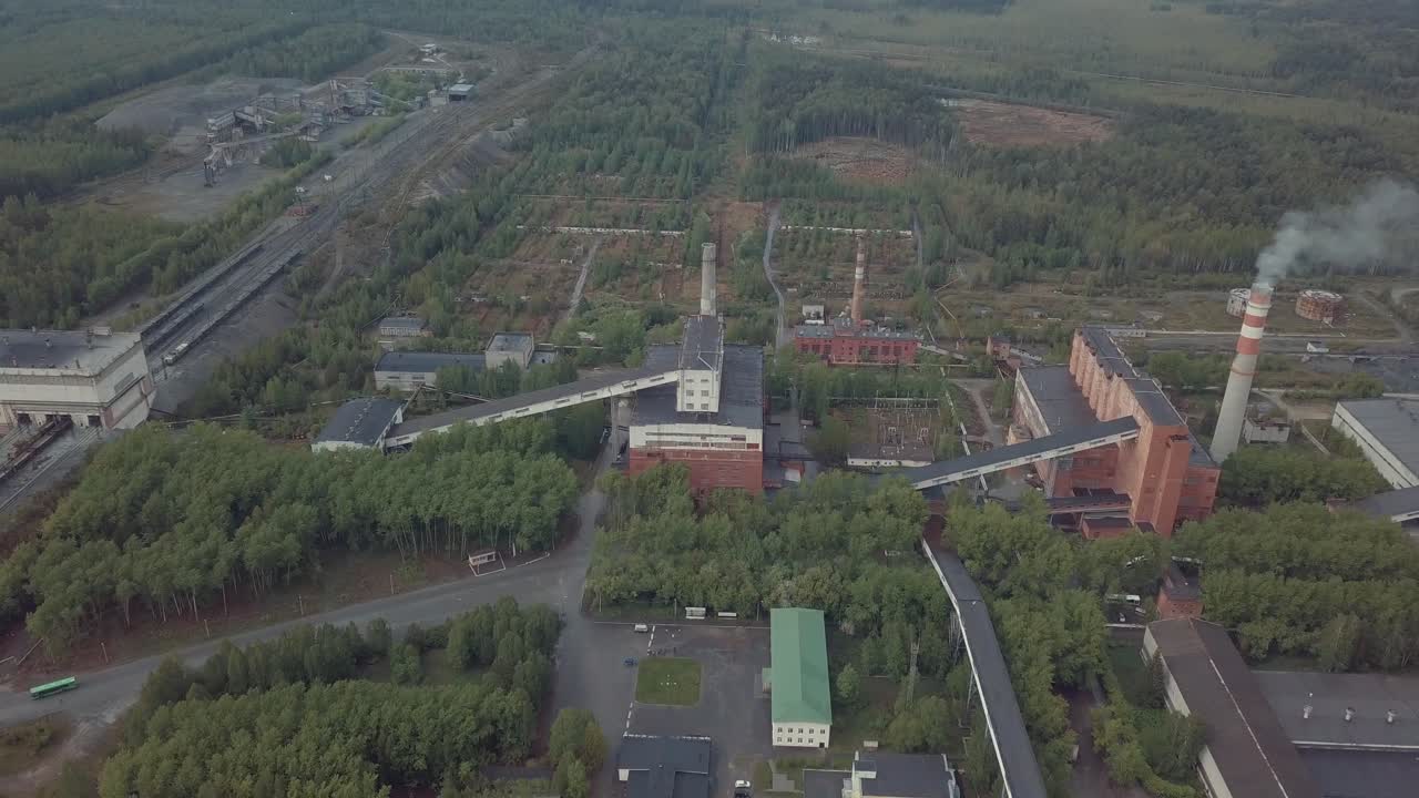 숲 속 의 산업 단지 의 공중 사진