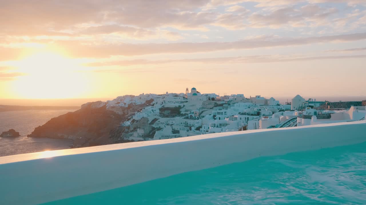 pueblo de oia y jacuzzi en primer plano al atardecer