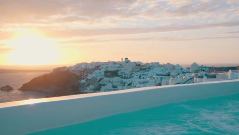 Pueblo-De-Oia-Y-Jacuzzi-En-Primer-Plano-Al-Atardecer