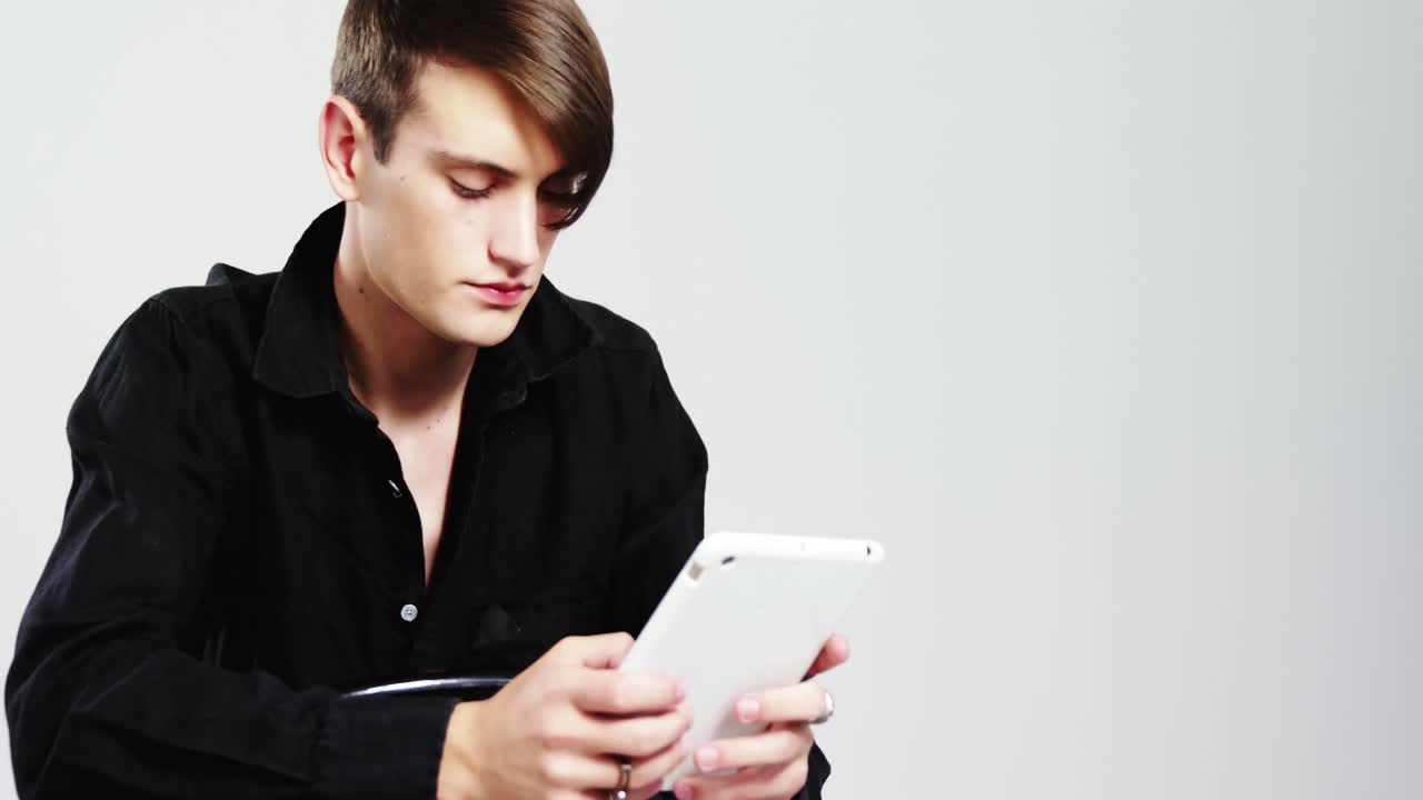 디지털 태블릿을 사용하는 남성