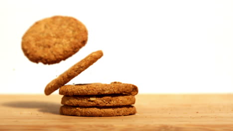 koekjes vallen op een houten tafel.