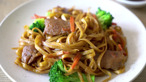 stir-fried noodle with pork - asian style