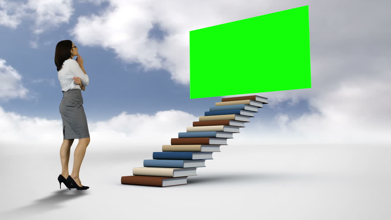 비지니스 우먼이 구름 인 하늘에서 녹색 화면을 보고 있다