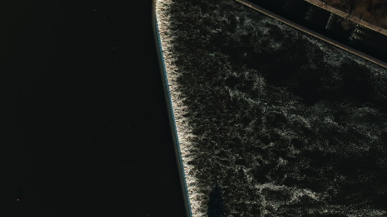 сверху вниз беспилотный летательный аппарат влтава река прага плотина вода