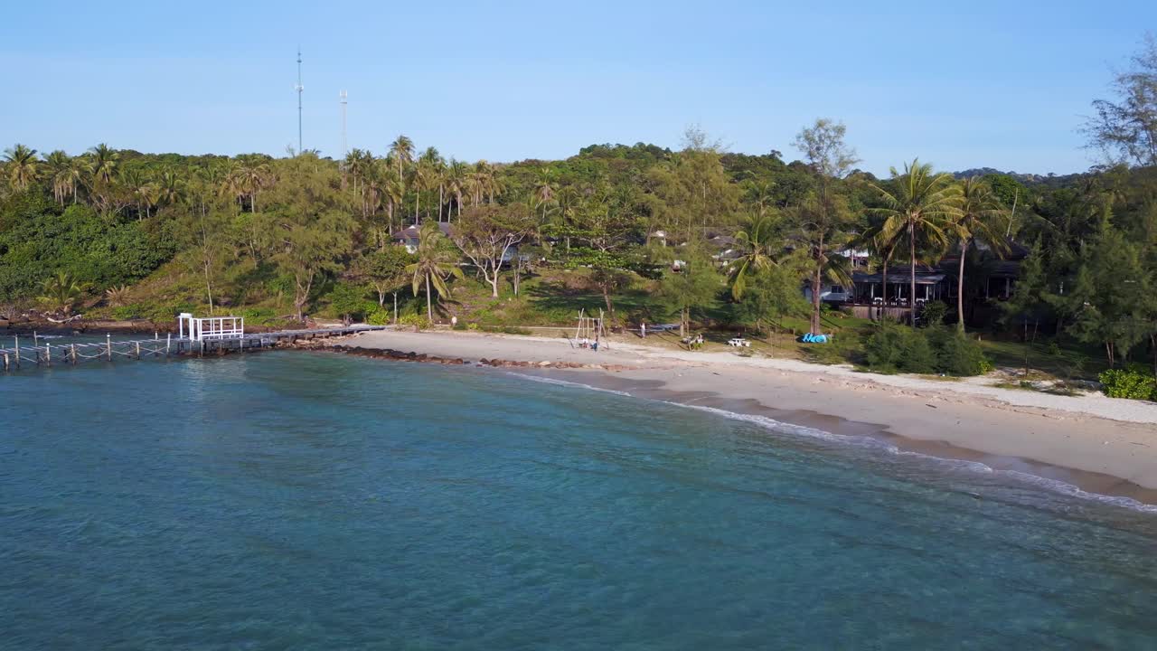 pequeña bahía de la laguna con muelle