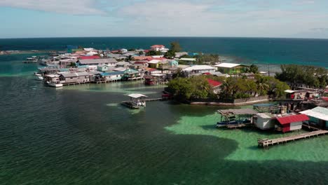 drone panoramico paesaggio marino aereo della baia di utila honduras isole caraibiche, piccolo villaggio intorno a un paradiso acquatico naturale