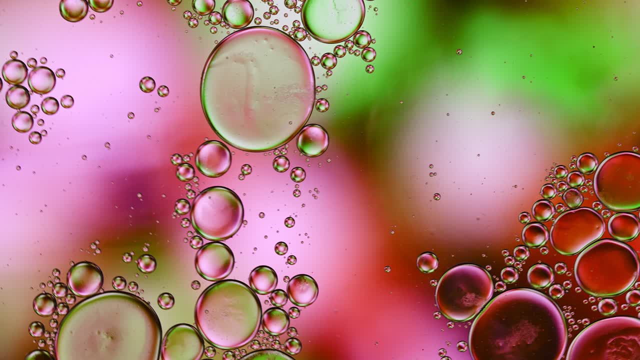 추상적인 다채로운 음식 기름 방울 거품과 구가 흐르고