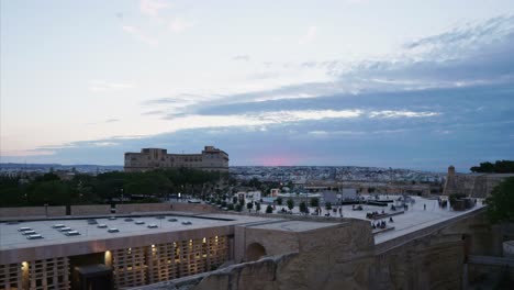 Video-Timelapse-De-Malta,-Valletta,-Fuente-Triton-Al-Atardecer