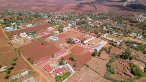 foque de edificios en las afueras de un pequeño pueblo en la zona rural de kenia
