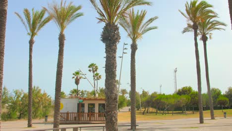 Schwenk-über-Die-Wunderschöne-Küste-Des-Grau-Gebiets-Mit-Den-Bergen-„Desierto-De-Las-Palmas“-Im-Hintergrund-In-Castellon,-Spanien