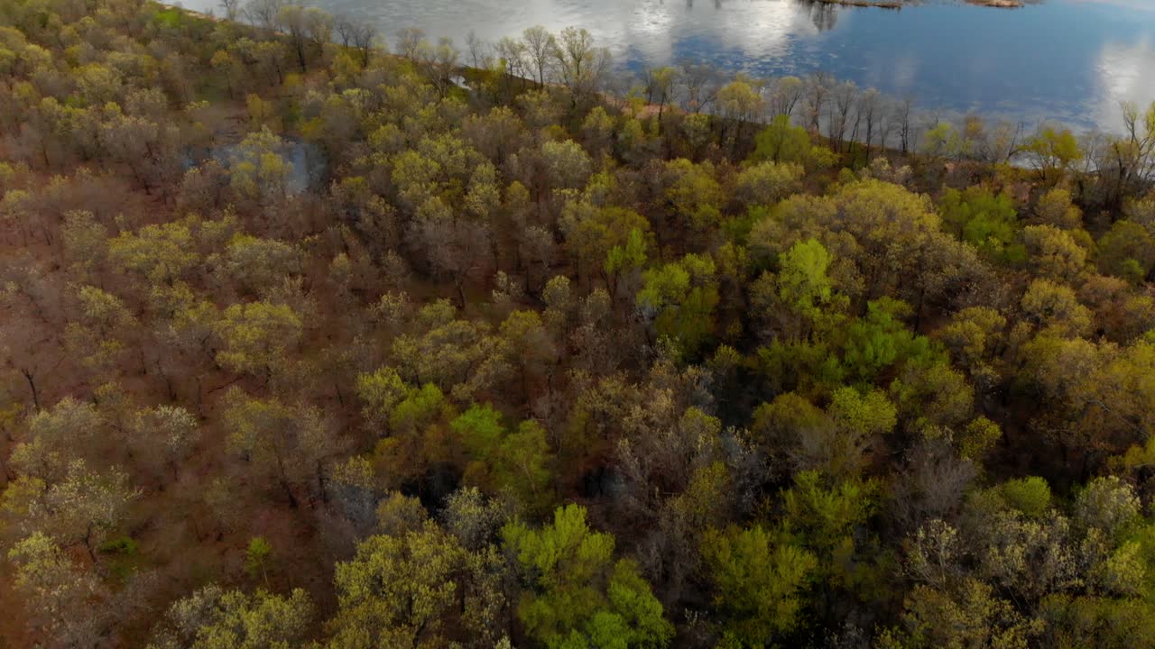 revelación aérea de bancos de arena y un asombroso reflejo en un río