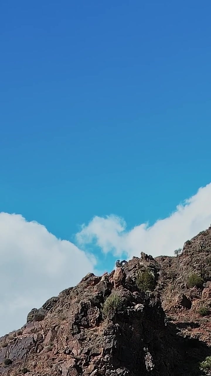 Vista aerea di terreno roccioso in Marocco sotto un cielo azzurro.