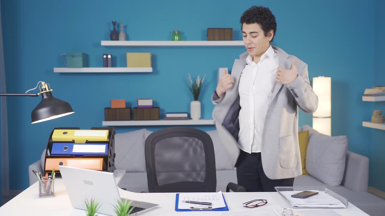 재 ⁇ 고 귀여운 소년 사업가는 그의 꿈에 매우 몰두하고, 그는 자신과 이야기하고, 그는 정말로이 일을하고 싶습니다.