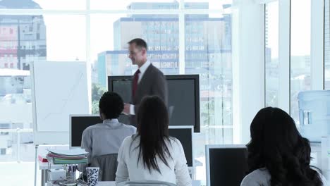 Businessman-talking-in-front-of-his-team