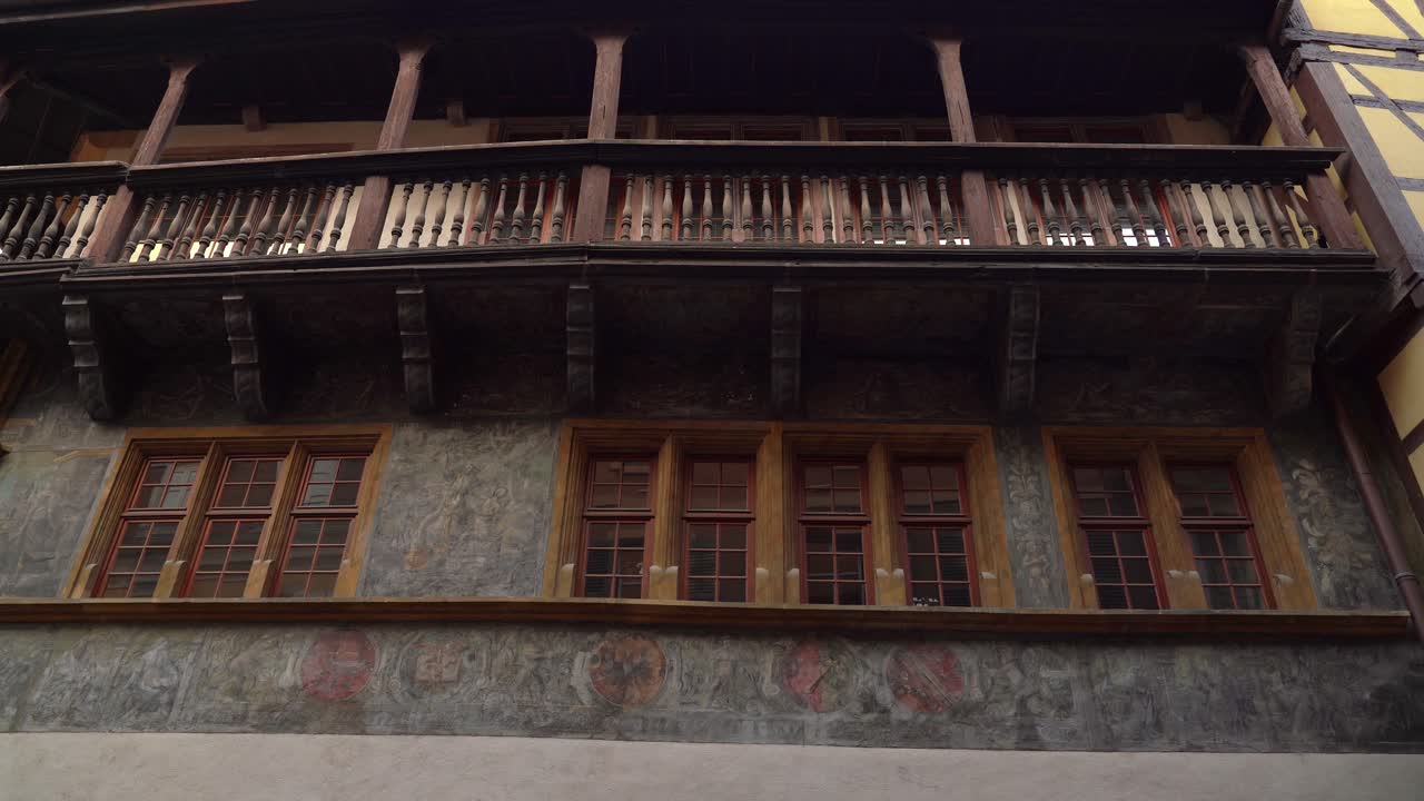 maison pfister получил свое название через триста лет после того, как он был построен, когда франсуа джозеф пфистер стал владельцем дома