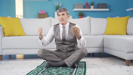 muslim old man praying.