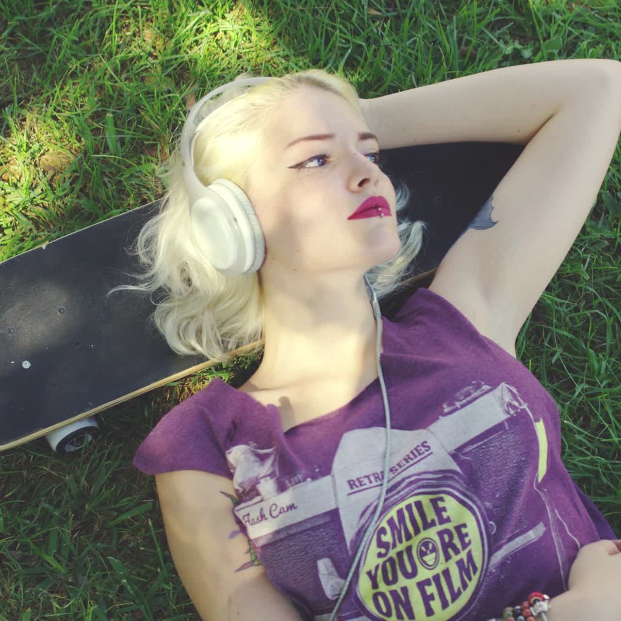 Giovane donna bionda che si rilassa ascoltando musica