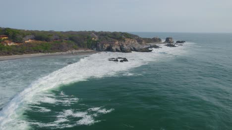 toma de drones de olas espumosas blancas rompiendo contra las costas de méxico