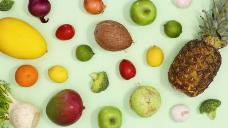 frutas y verduras frescas saludables hacen patrón en fondo verde claro. detener el movimiento