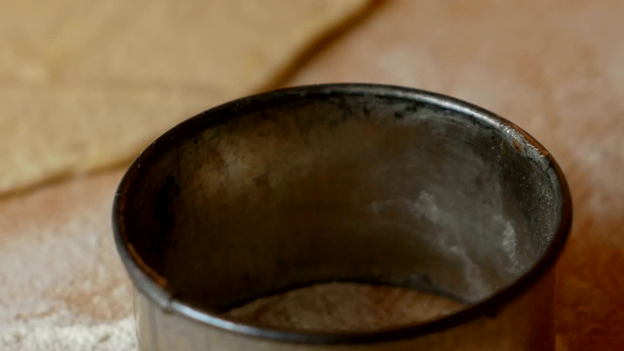 밀가루 가득 찬 테이블 에 있는 파스타 우표 의 근접 사진