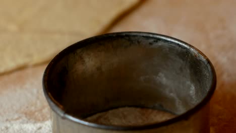 primer plano de un sello de pasta en una mesa de harina