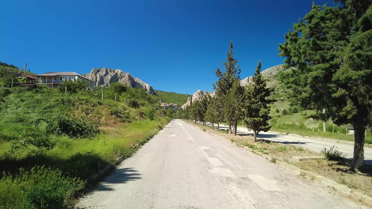 hermosos paisajes de las montañas de crimea con callejones entre las carreteras 4k