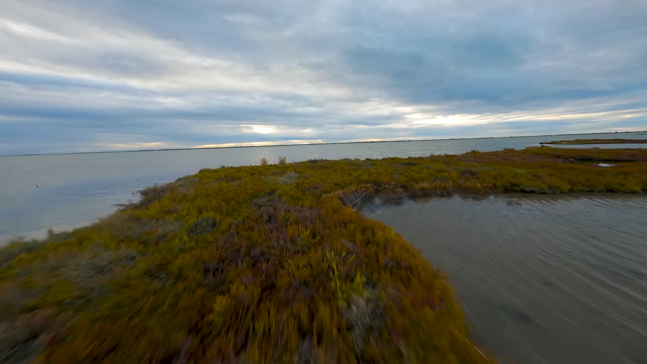 공중에 날아다니며 물 위를 항해하면서 숨막히는 풍경을 포착합니다.