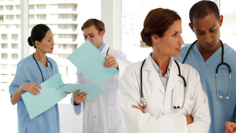 equipo médico hablando entre sí