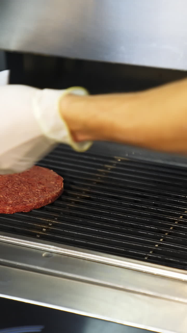 preparando hamburguesas en una parrilla