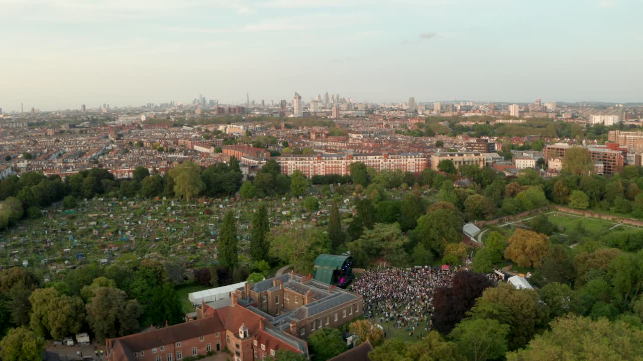 런던 스카이라인을 배경으로 하는 콘서트의 공중 촬영