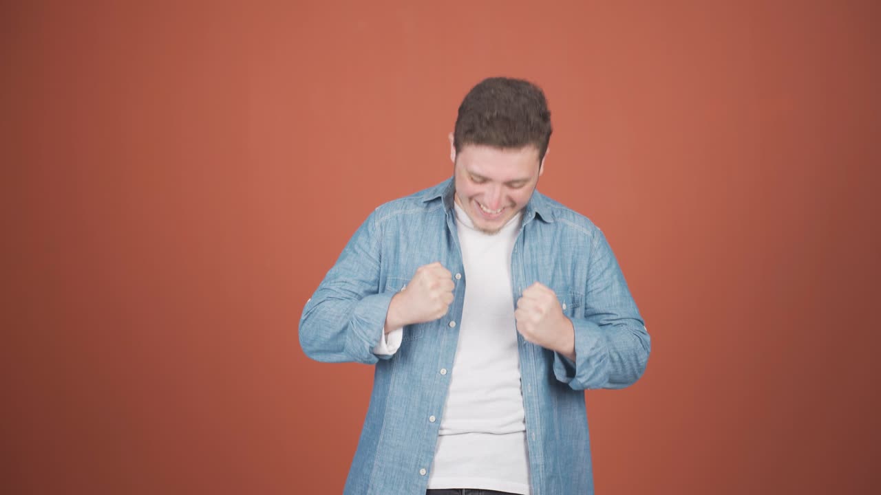 el hombre feliz se regocija.