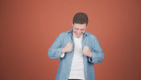 el hombre feliz se regocija.