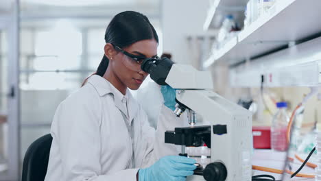 microscopio, ciencia y mujer en el laboratorio