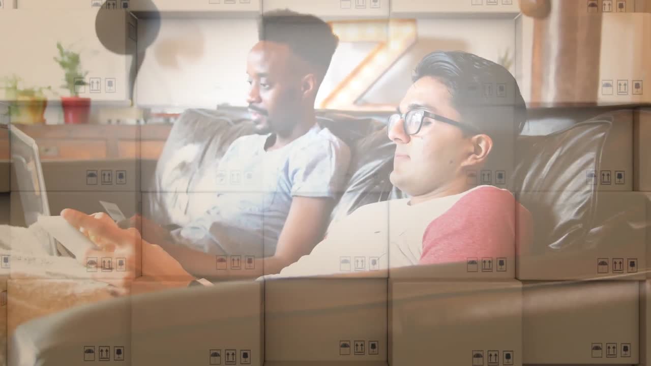 사회적 거리를 유지하는 백인 남성들이 집에서 온라인으로 구매하고 있습니다.