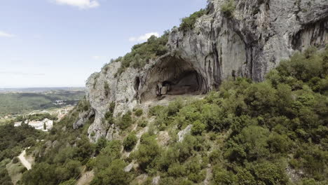 caverna de montanha rochosa em reguengo do fetal, leiria, portugal - aérea