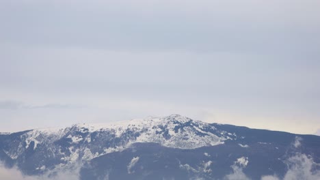 Zeitraffer-Bewegter-Wolken-In-Bergen-Mit-Schnee