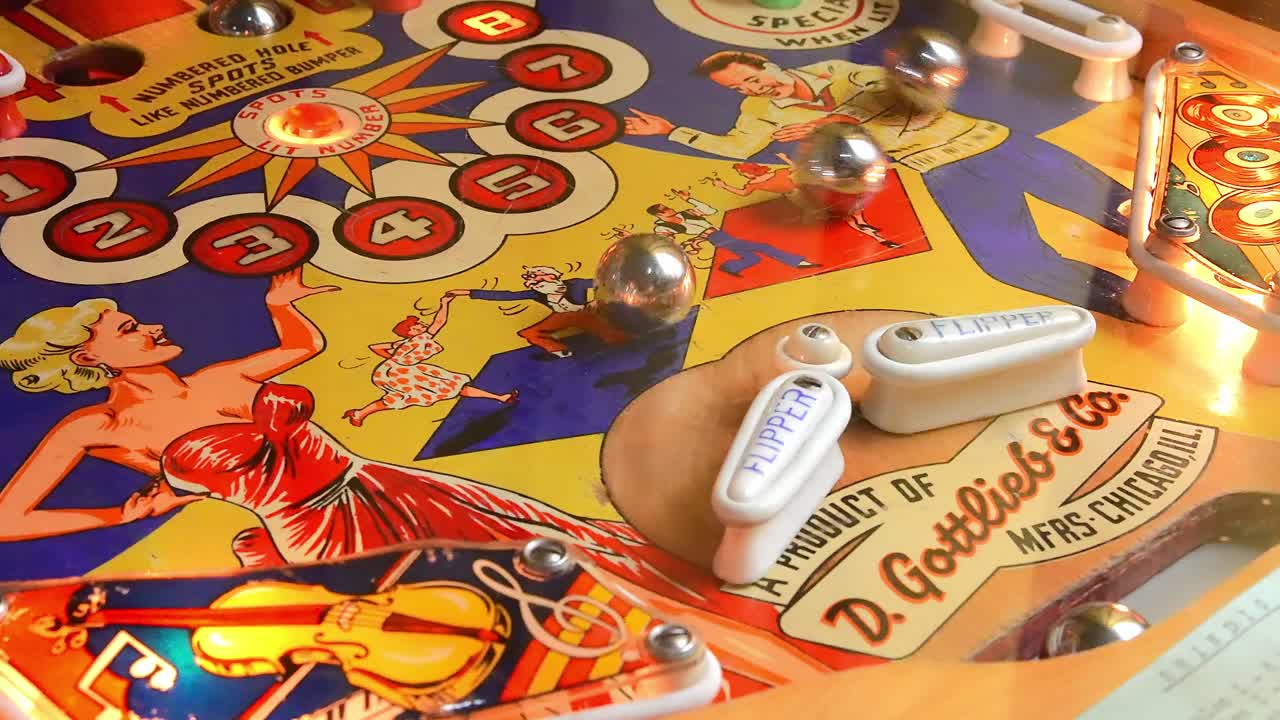 máquina de pinball aleta golpeó múltiples bolas, cerca de mano tiro fijo