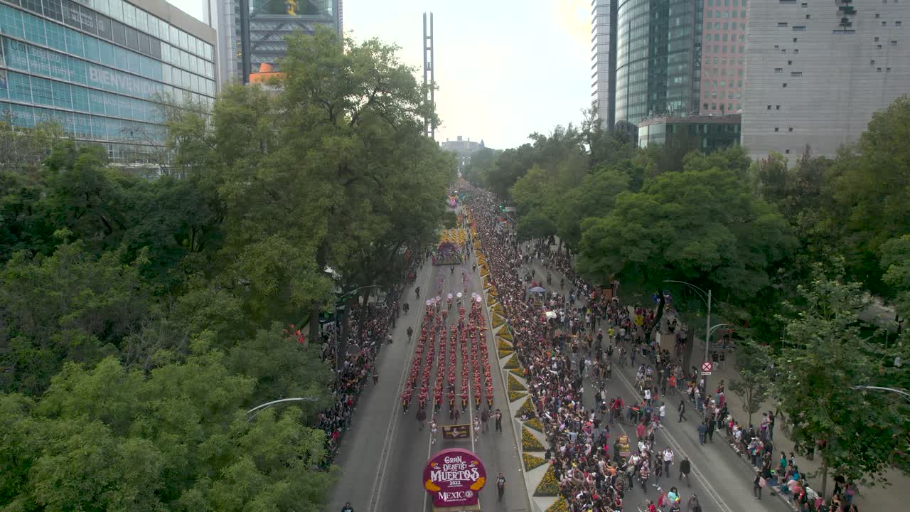 toma aérea con drones del desfile del día de la inauguración de los muertos en la ciudad de méxico